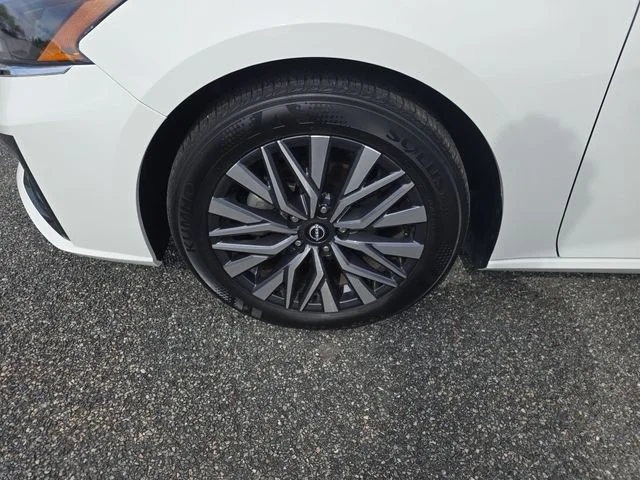 Used 2025 Glacier White Nissan 2.5 SV image 13