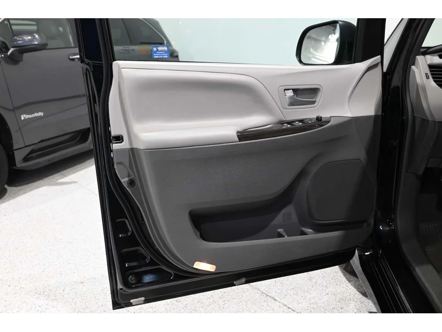 Used 2019 BLACK Toyota XLE Mobility Handicap Van image 27