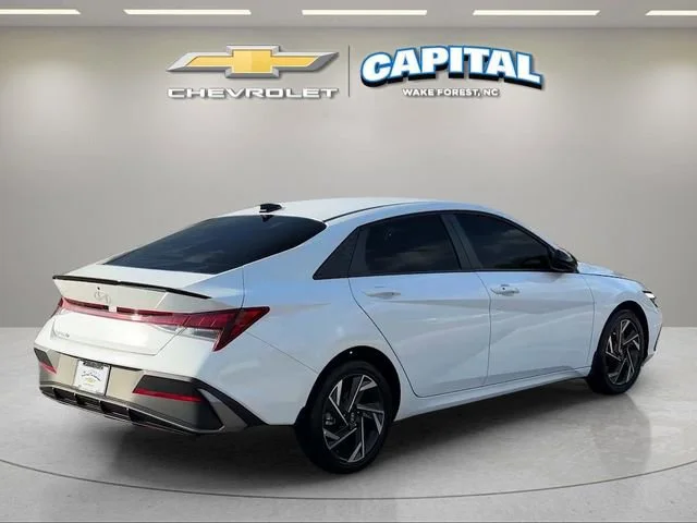 Used 2025 White Hyundai SEL Sport image 5
