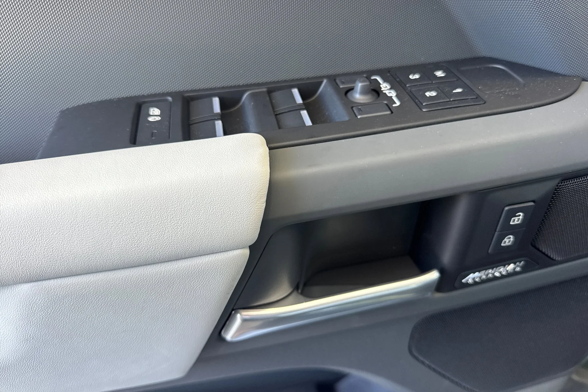 New 2026 WOOLSTONE GREEN Land Rover X-Dynamic SE image 14