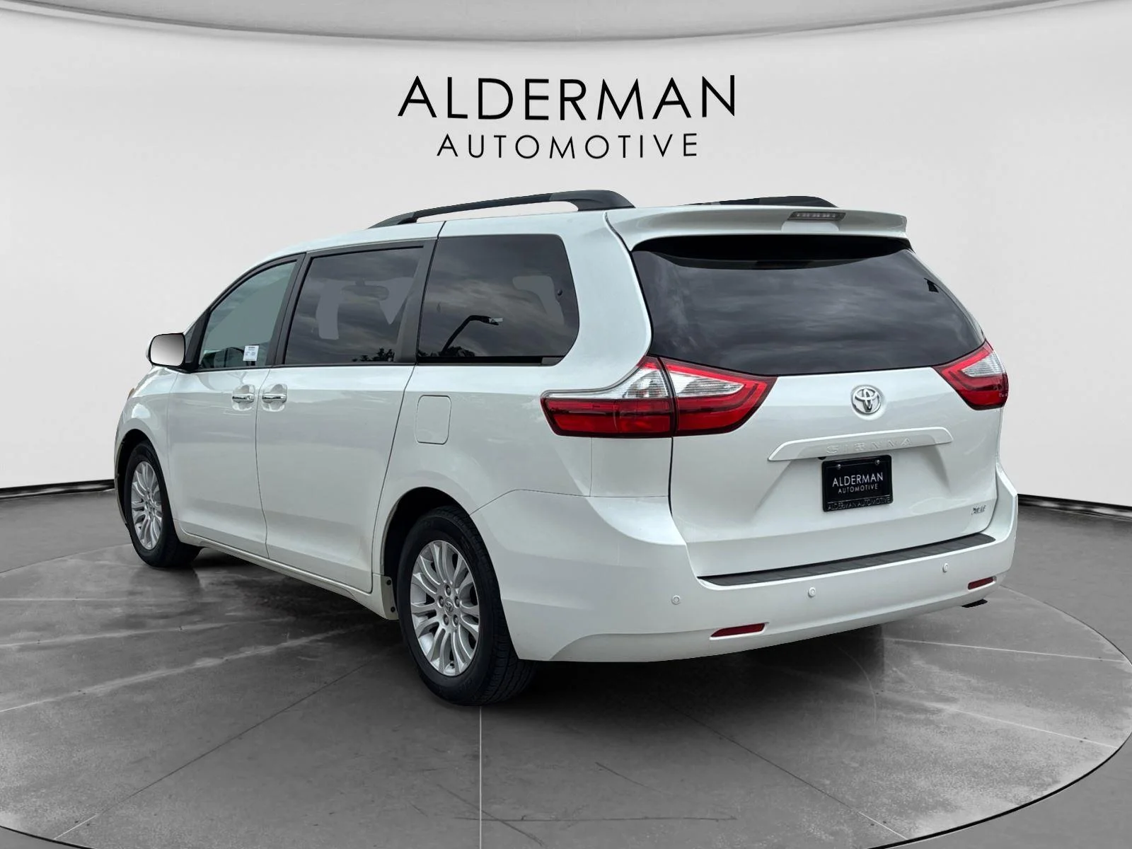 Used 2016 Blizzard Pearl Toyota XLE Premium 8-Passenger image 3
