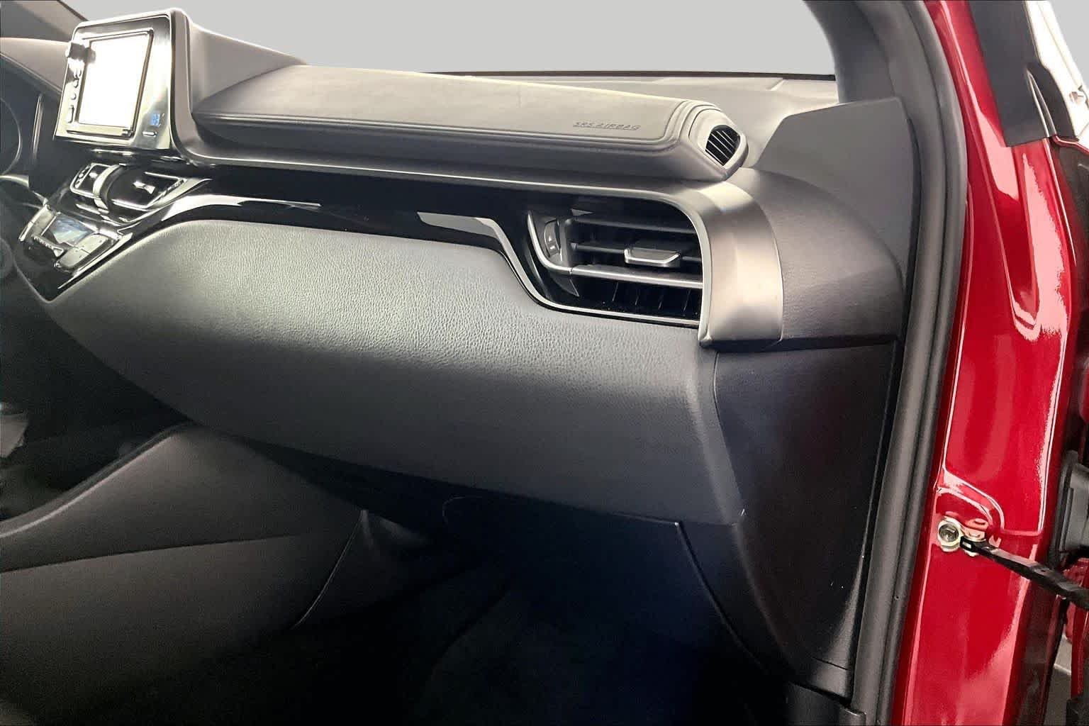 Used 2018 Iceberg/Ruby Flare Pearl Toyota XLE image 17