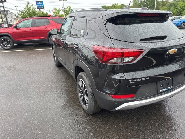 New 2026 Mosaic Black Metallic Chevrolet LT image 4