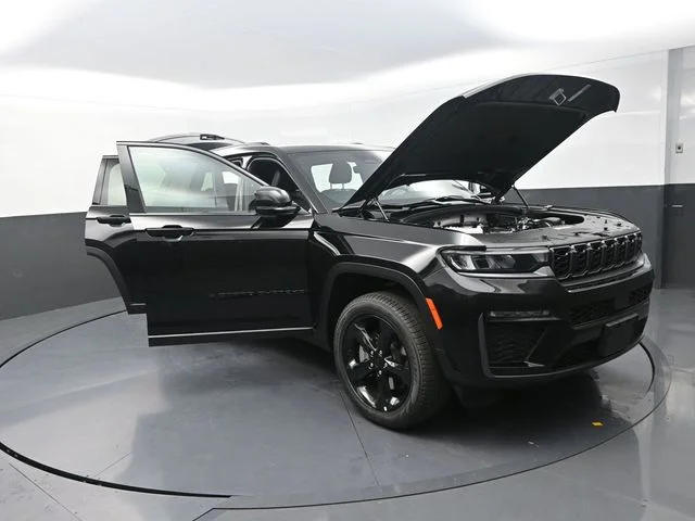 New 2026 Diamond Black Crystal Pearlcoat Jeep Limited image 30