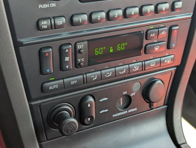 2002 Ford Thunderbird Deluxe - Photo 18