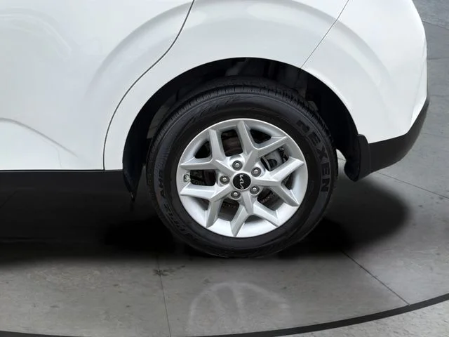 Used 2025 White Kia S image 31