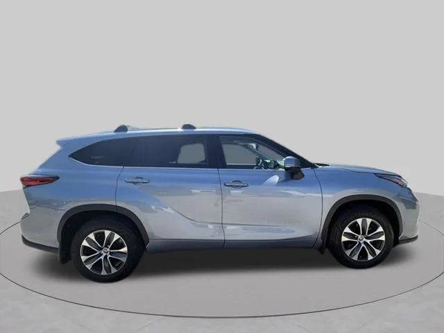 Used 2021  Toyota XLE image 6