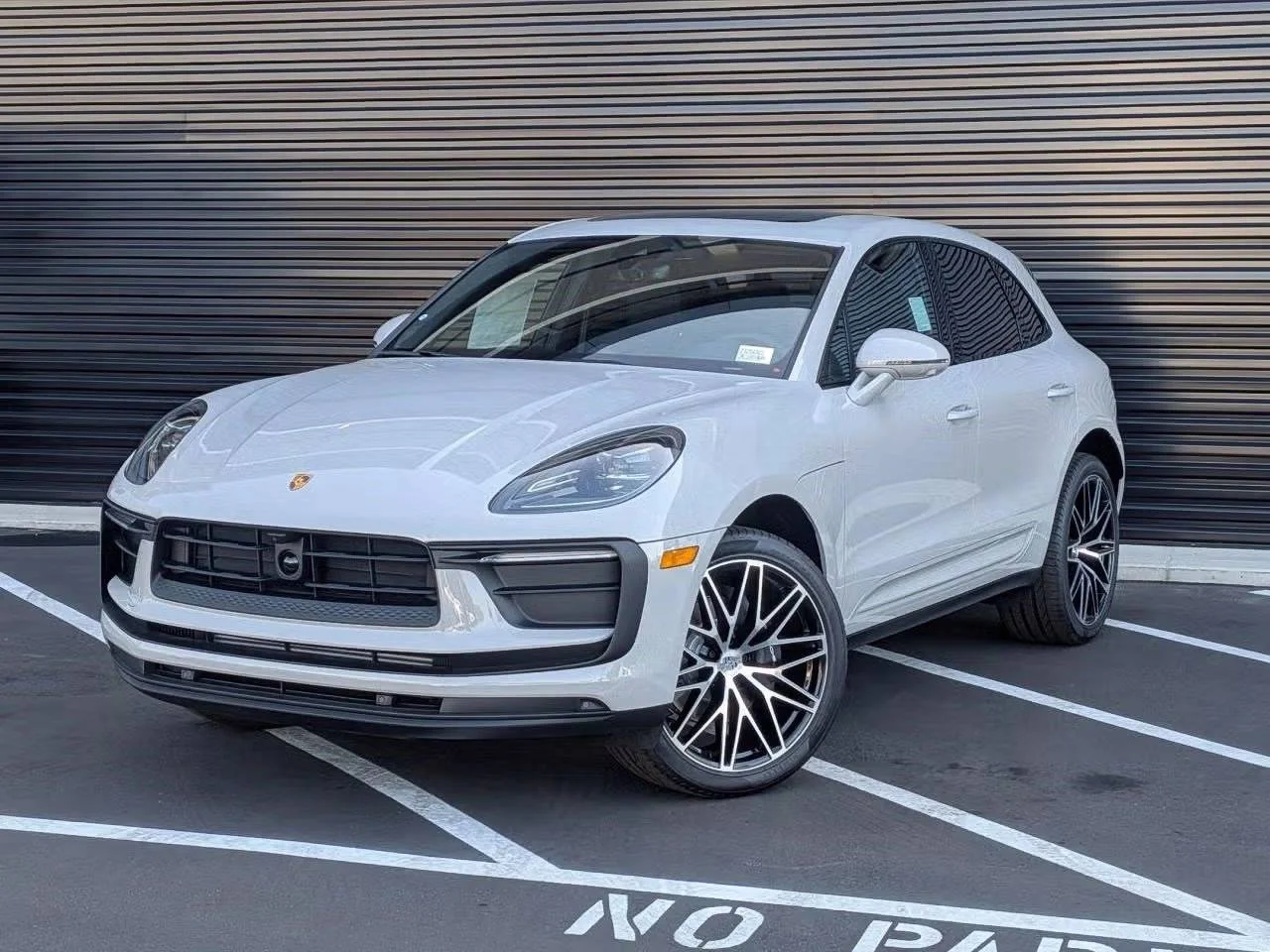 2025 Porsche Macan's photo