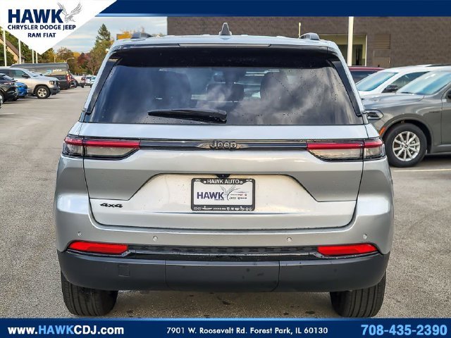 Used 2025 Silver Jeep Altitude image 5