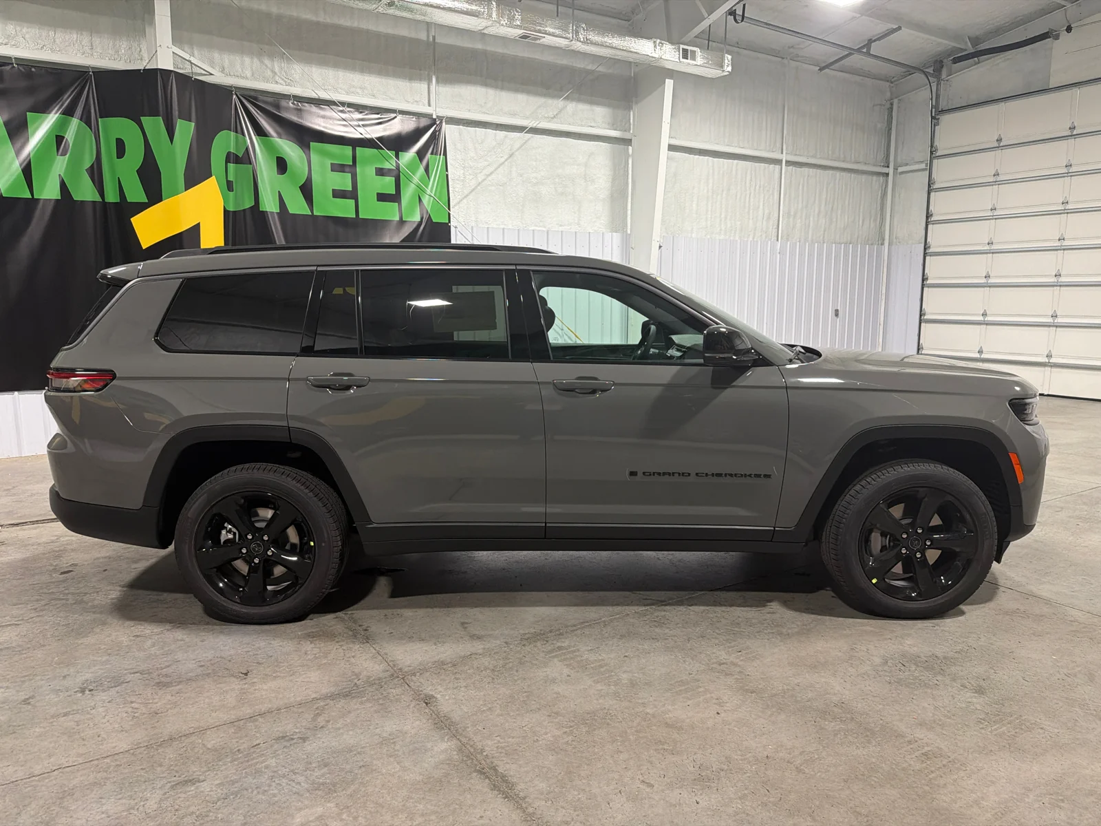 New 2027 Sting-Gray Clearcoat Jeep Limited image 4