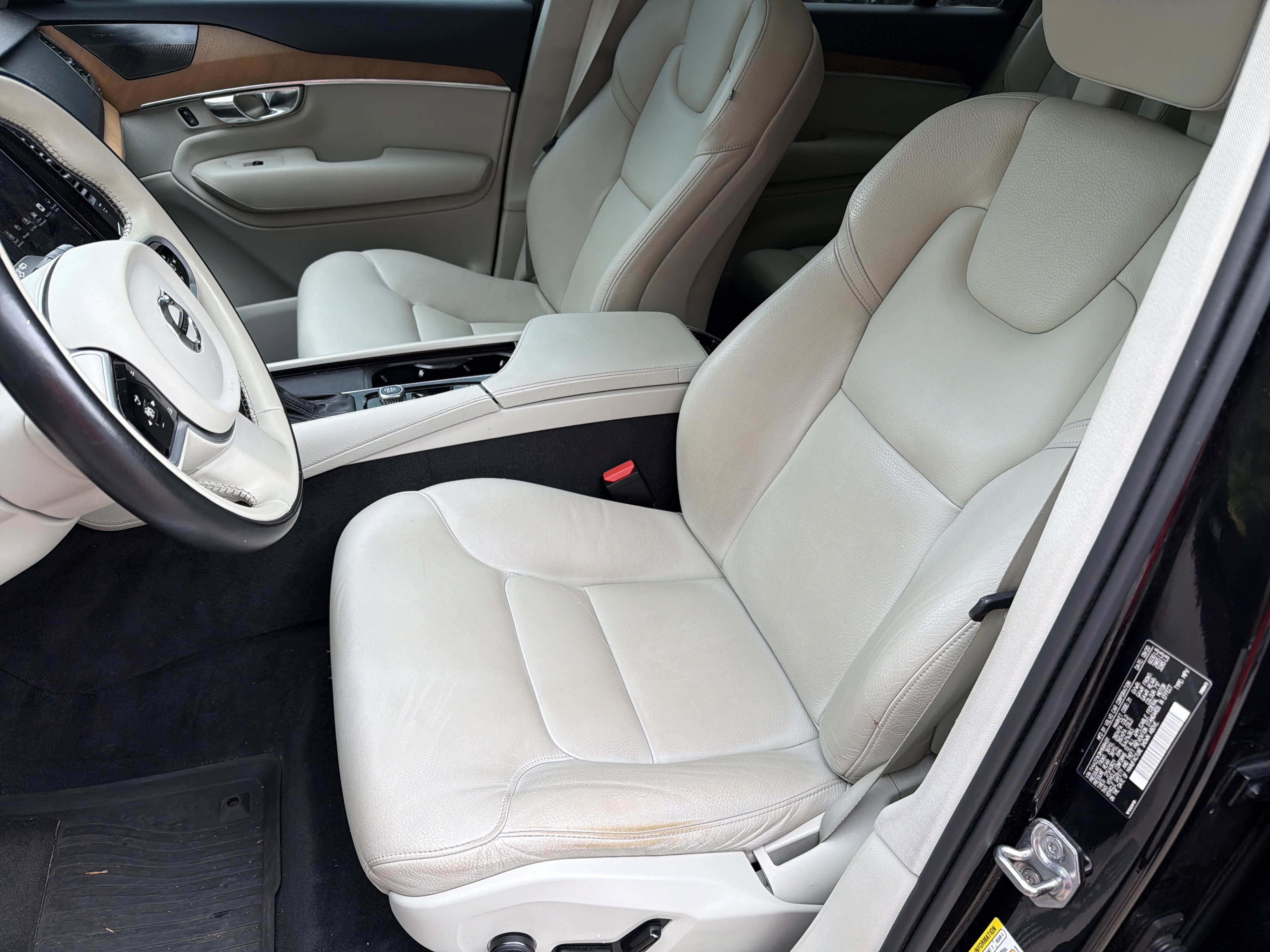 Used 2021 Onyx Black Metallic Volvo Momentum image 15