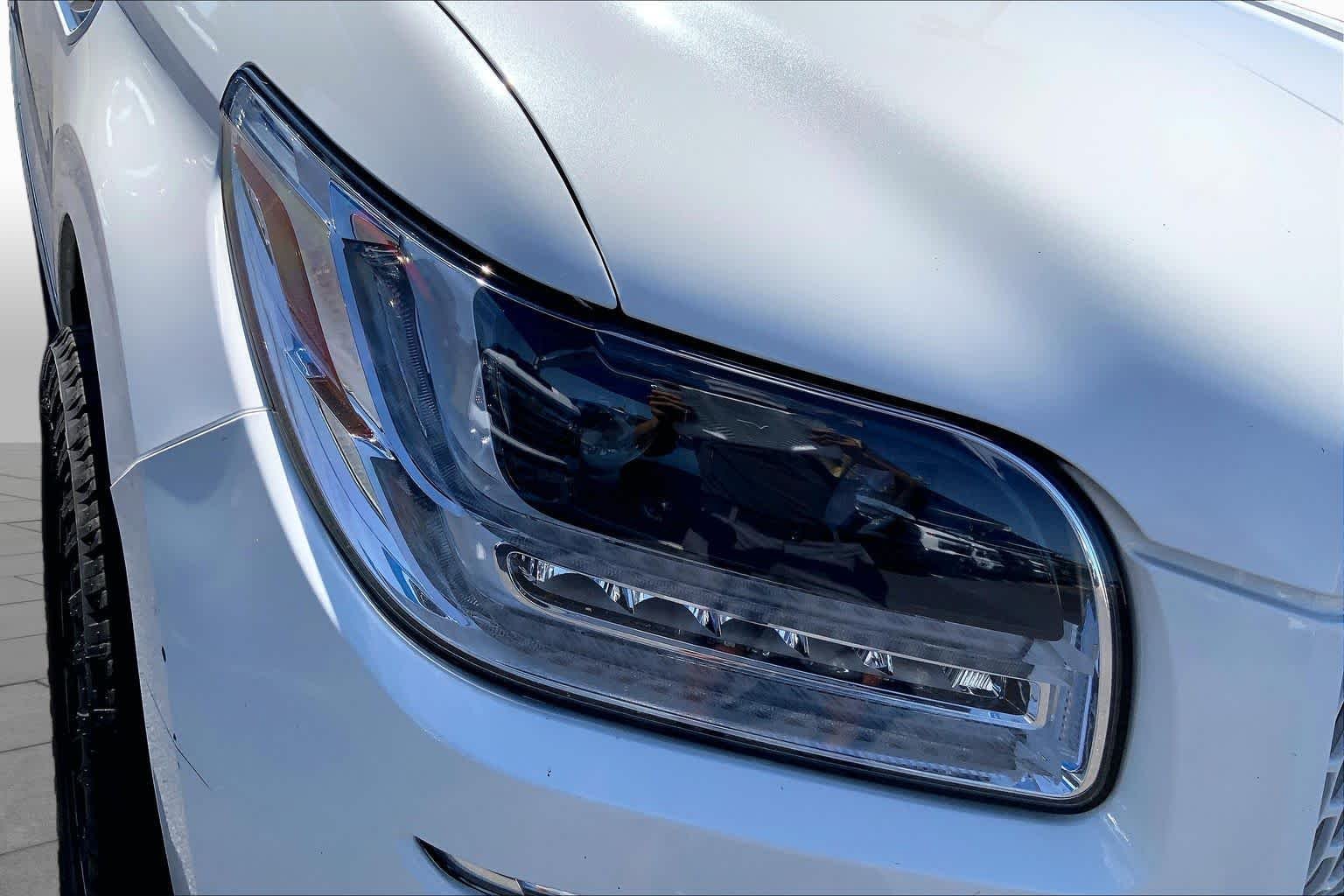 Used 2021 Ceramic Pearl Lincoln Reserve image 28