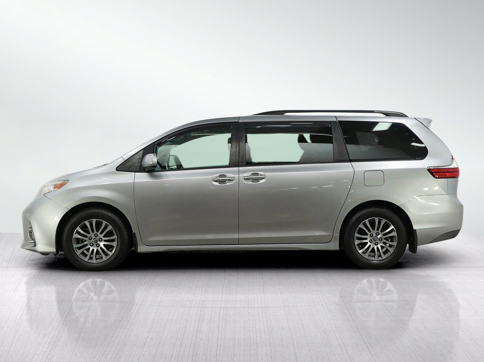 Used 2020 Toyota Sienna XLE with VIN 5TDYZ3DC0LS039753 for sale in South Saint Paul, Minnesota