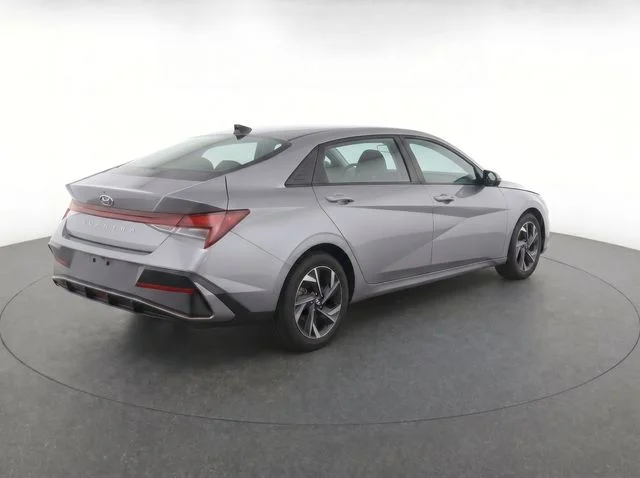 Used 2025 Silver Hyundai SEL Sport image 5