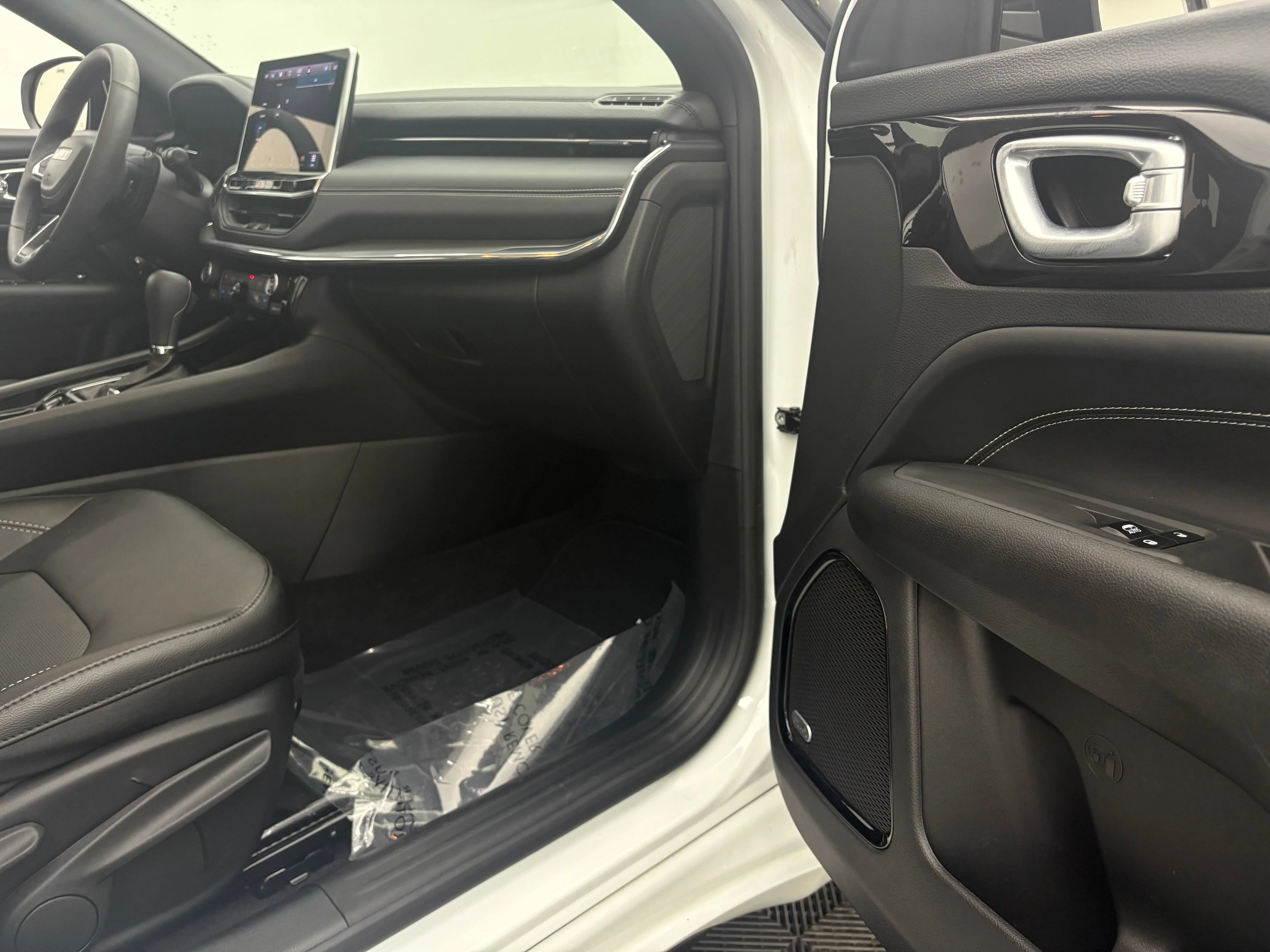 Used 2023 White Jeep High Altitude image 29