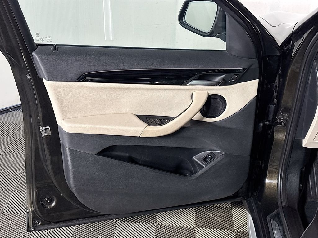 Used 2019 Green BMW xDrive28i image 10