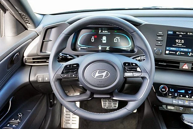 Used 2026 Black Hyundai SEL Sport image 17