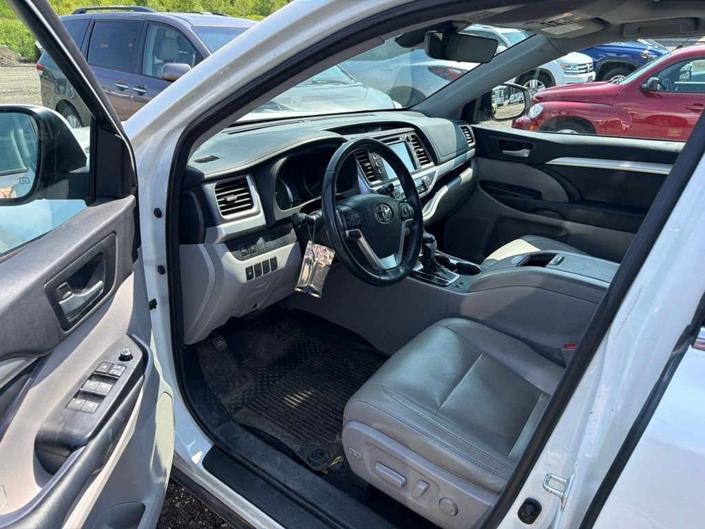 Used 2018 White Toyota XLE image 3