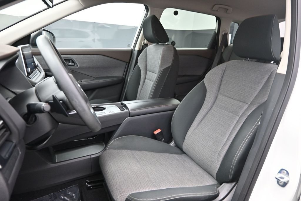 Used 2021 White Nissan S image 18
