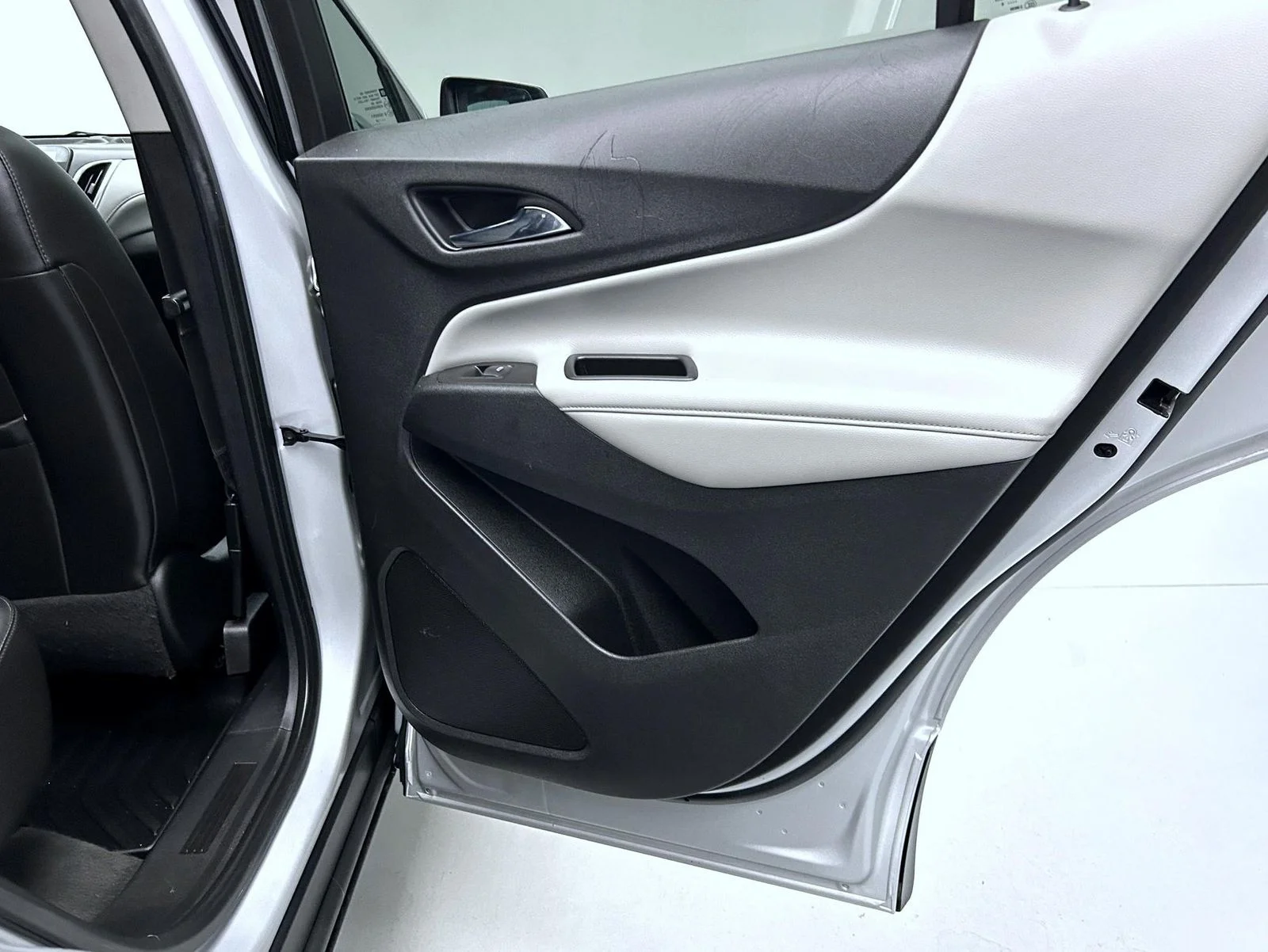Used 2018 Silver Chevrolet Premier image 17