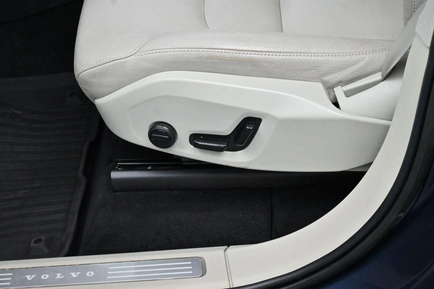 Used 2023 Blue Volvo Plus image 15