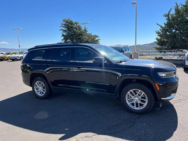 Used 2021 Diamond Black Crystal Pearlcoat Jeep Laredo image 5