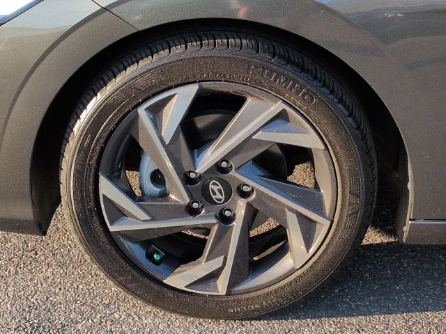 Used 2025 Gray Hyundai SEL Sport image 11