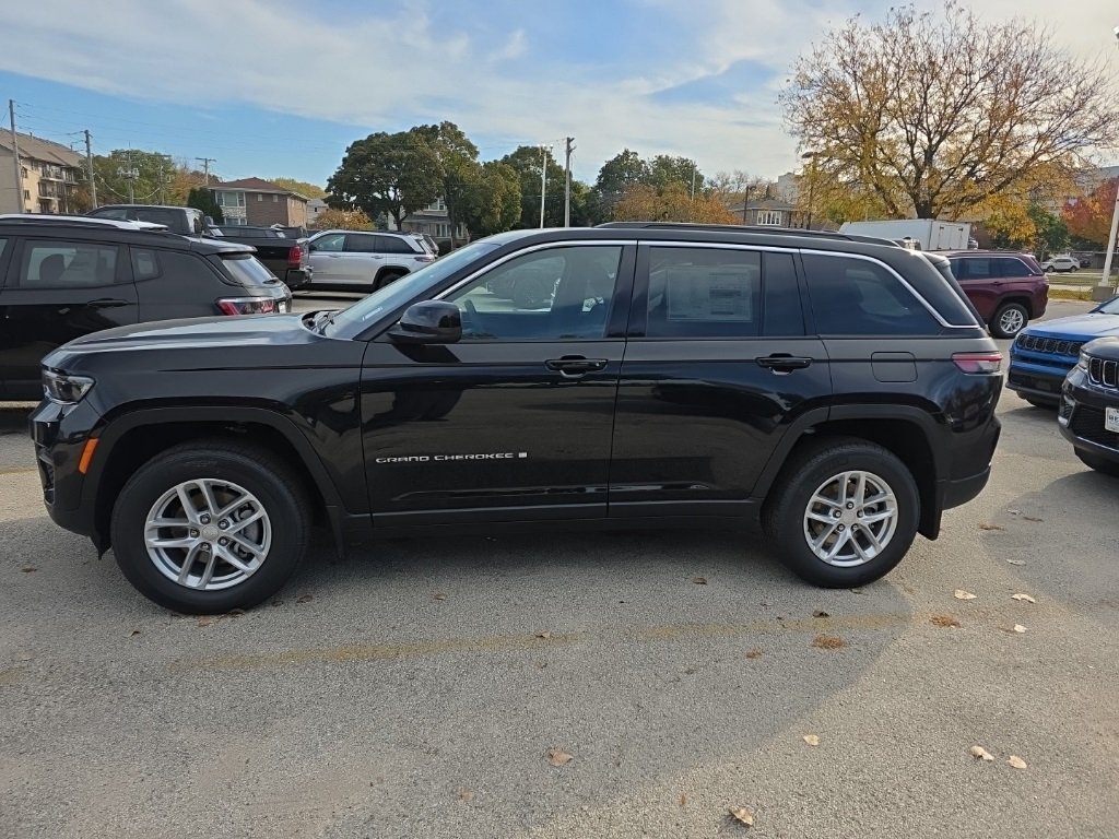 2025 Jeep Grand Cherokee Laredo X photo 2