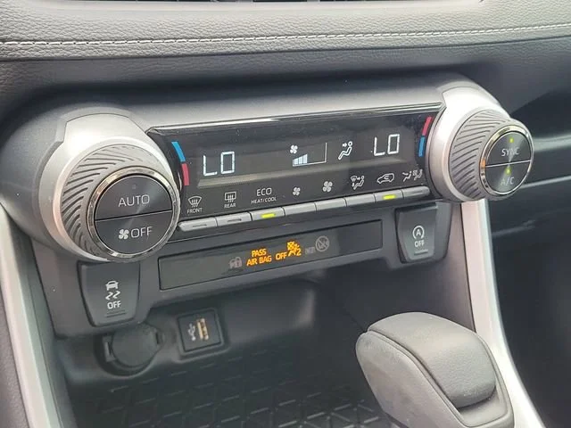 2025 Toyota RAV4 XLE - Photo 31