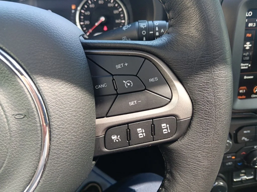 Used 2020 Alpine White Clearcoat Jeep Limited image 21