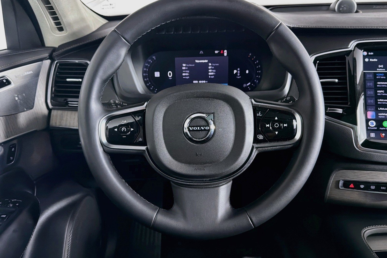 Used 2024 Onyx Black Metallic Volvo Ultimate Bright Theme image 19