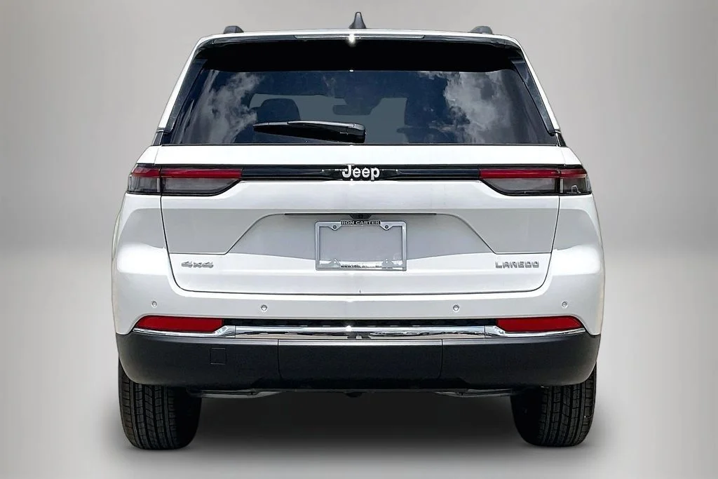 New 2026 Bright White Clear-Coat Exterior Paint Jeep Laredo X image 3