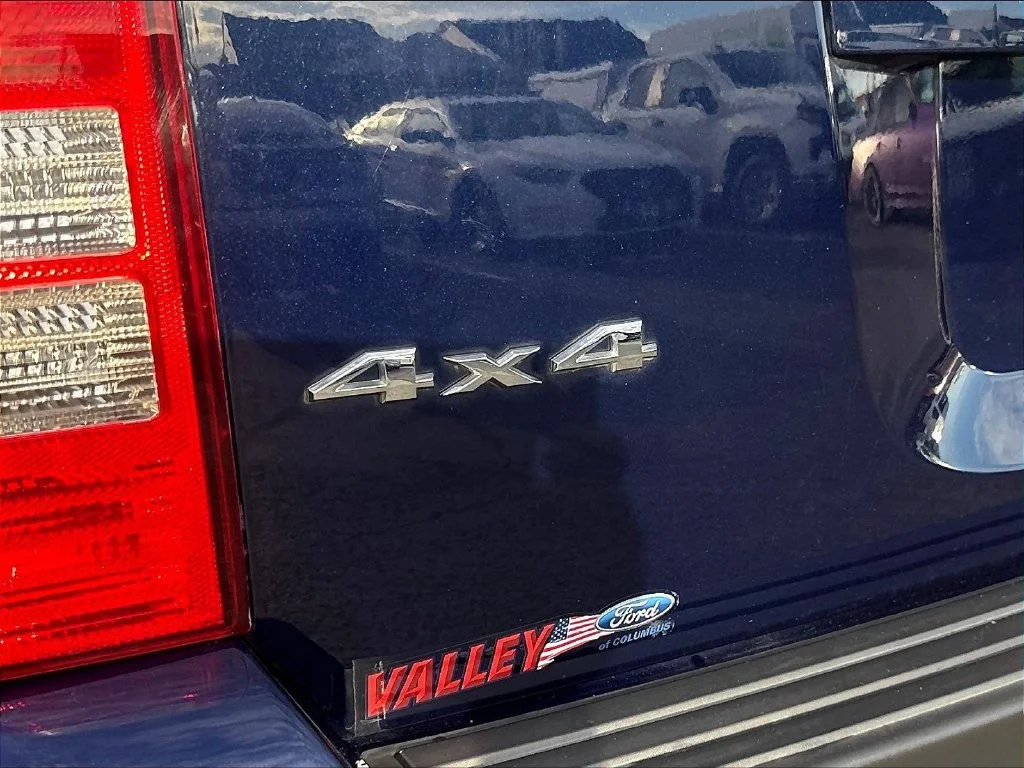Used 2015 True Blue Pearlcoat Jeep Latitude image 28