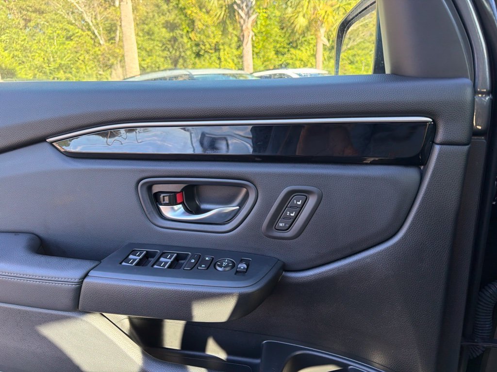 Used 2025 Lunar Silver Metallic Honda EX-L image 17