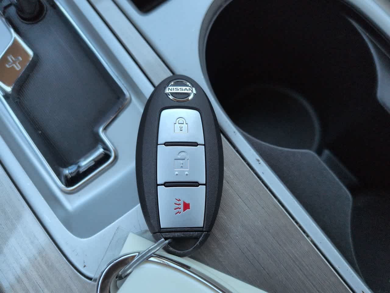 Used 2018 White Nissan S image 27