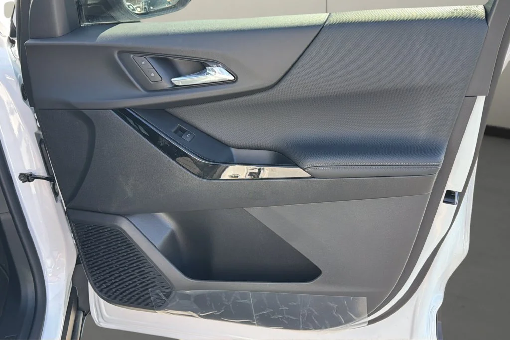 New 2027 Summit White Chevrolet LT image 17