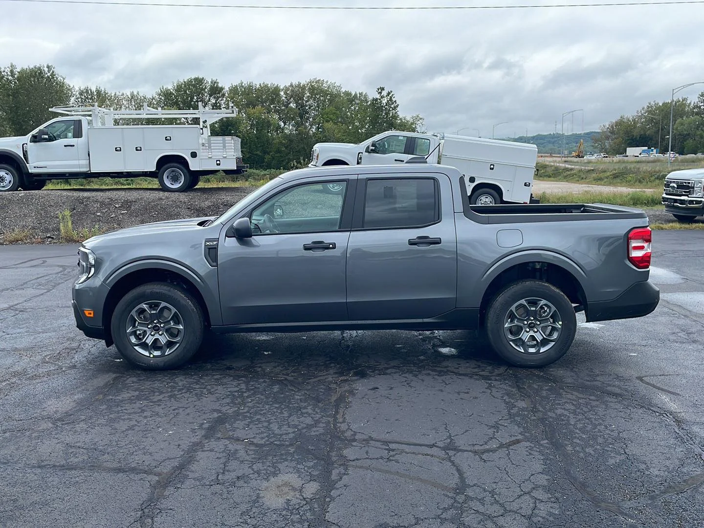 New 2026 Carbonized Gray Metallic Ford XLT image 2