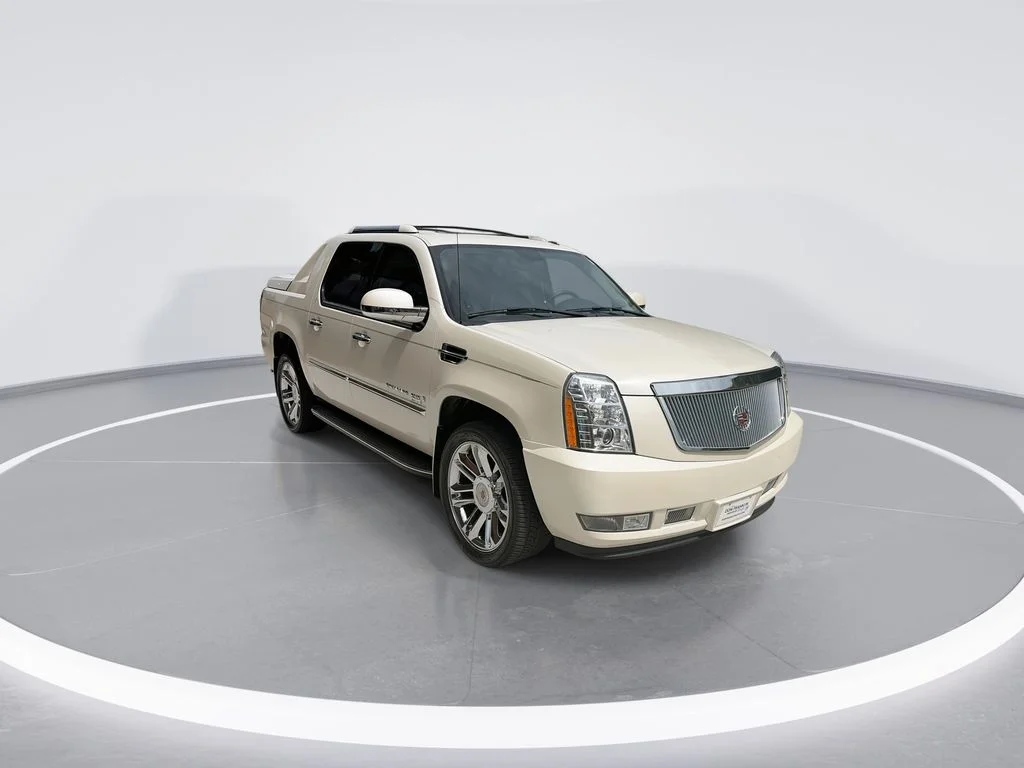 Used 2007 White Cadillac Base image 2