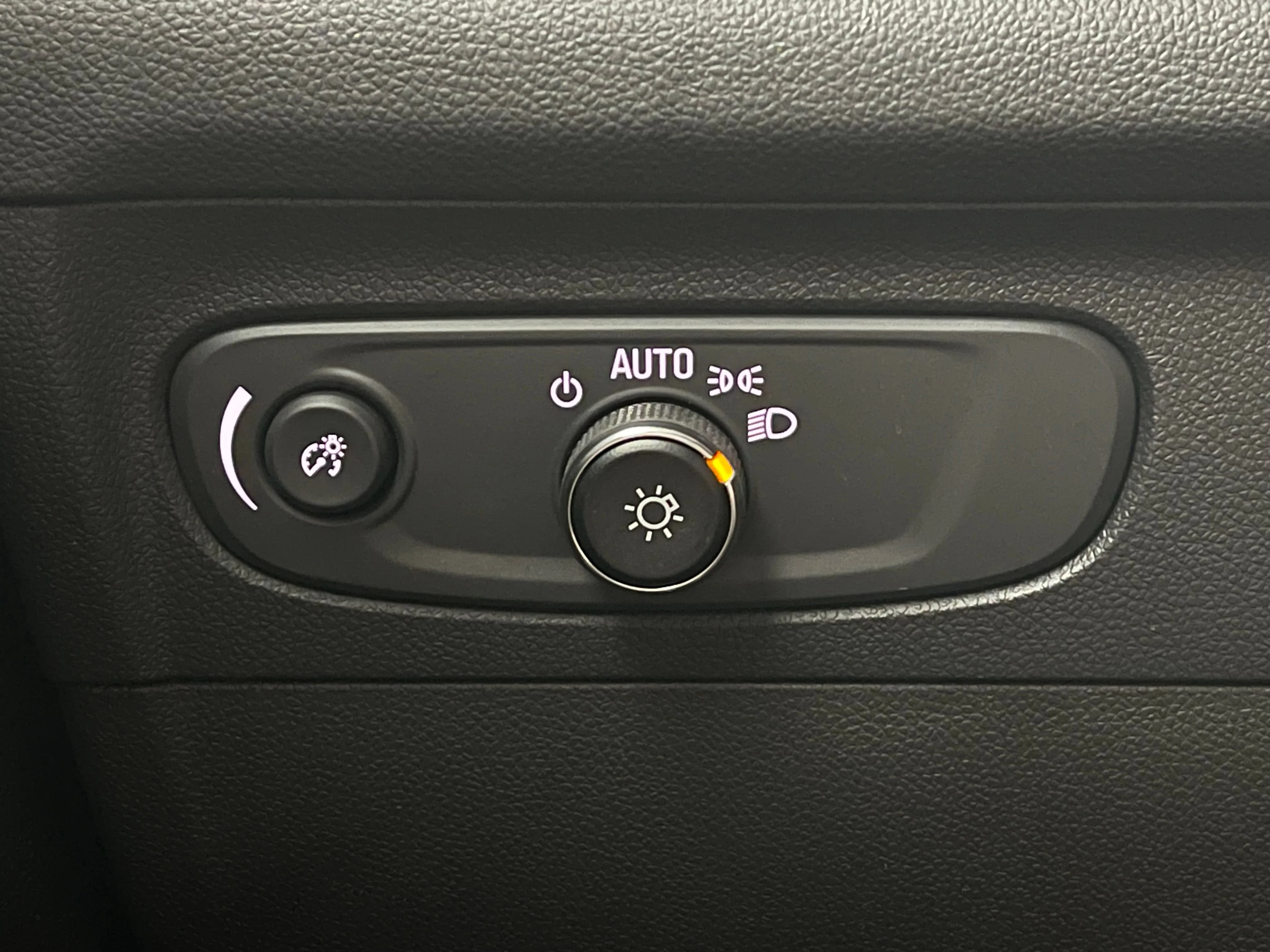 Used 2023 Summit White Buick Essence image 23
