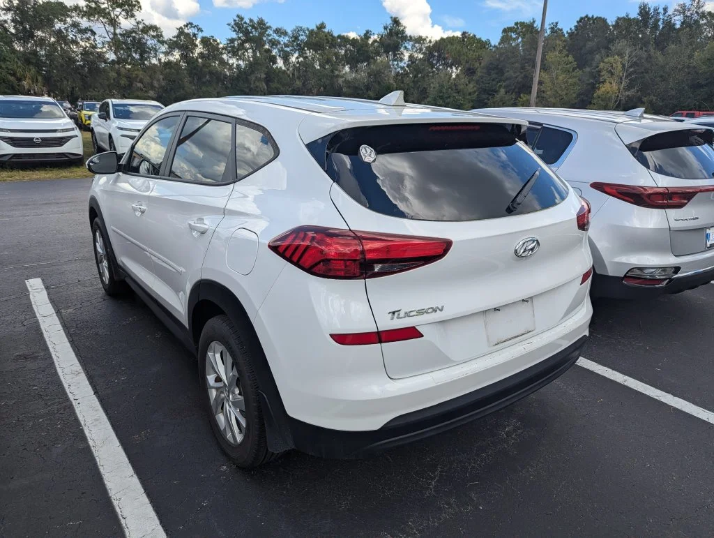 Used 2021 White Hyundai SE image 5