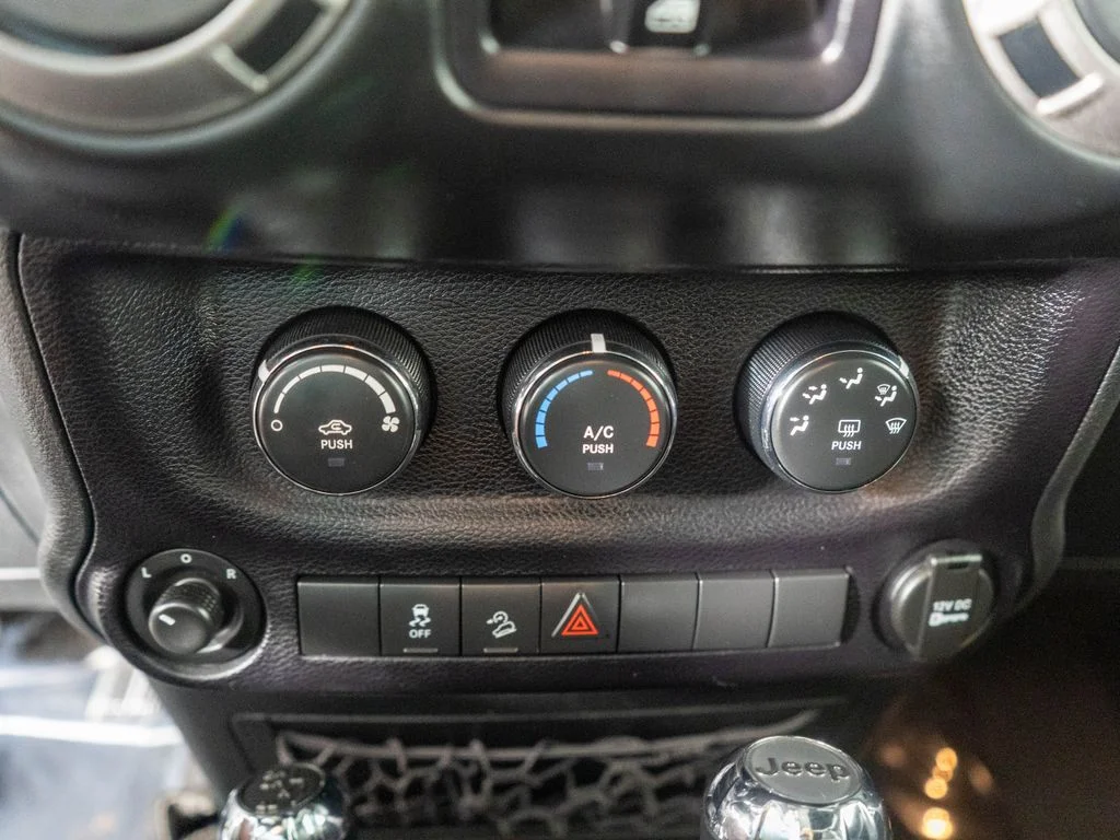 Used 2017 Silver Jeep Unlimited Sport image 19