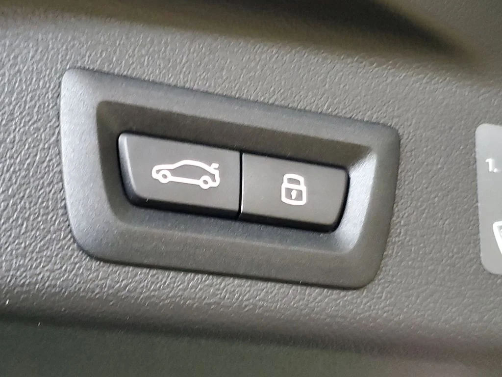 Used 2026 Skyscraper Grey Metallic BMW sDrive40i image 8