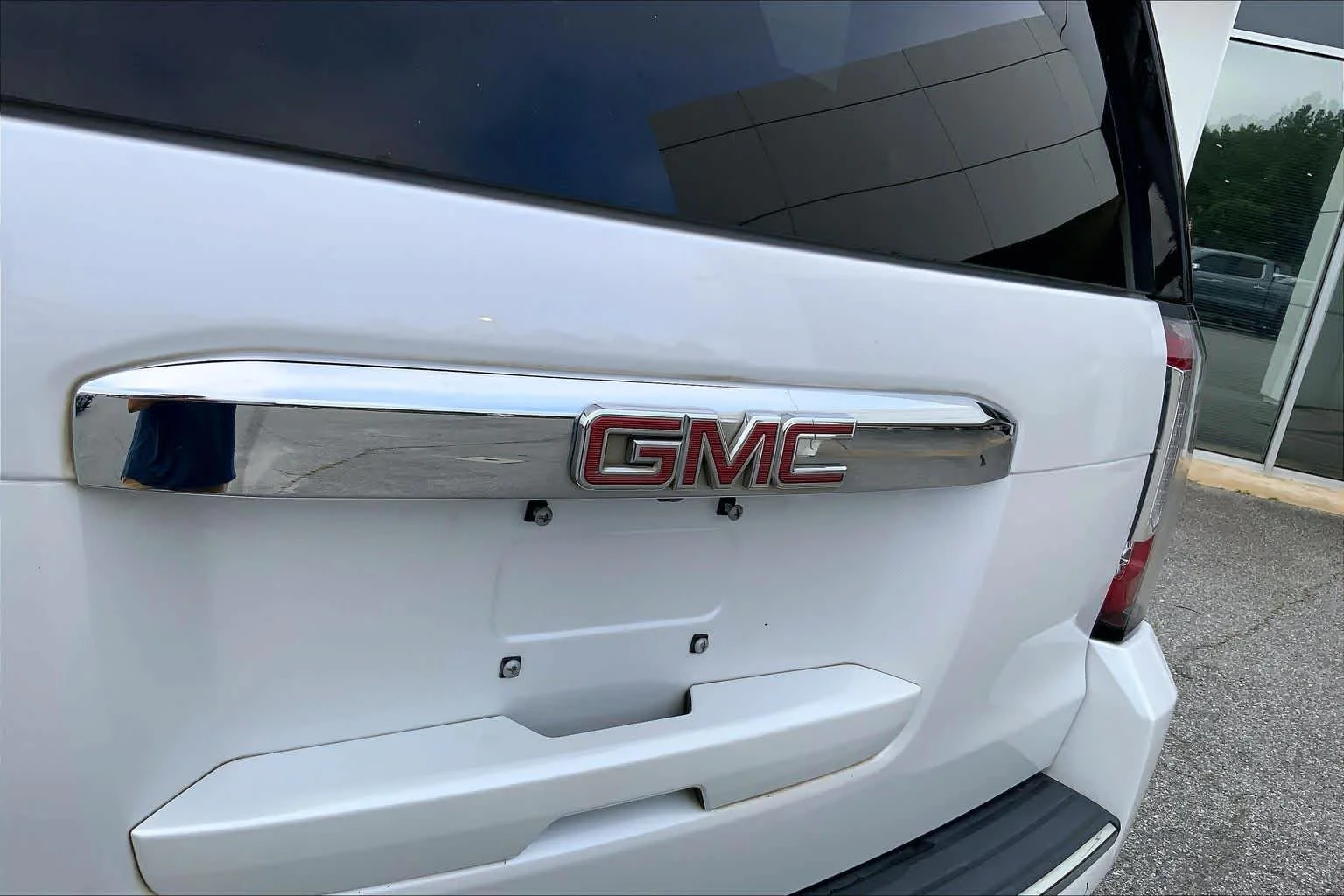 Used 2019 White Frost Tricoat GMC Denali image 9