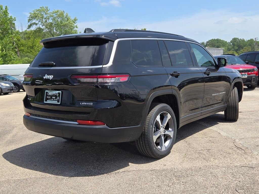 New 2026 Diamond Black Crystal Pearlcoat Jeep Limited image 12