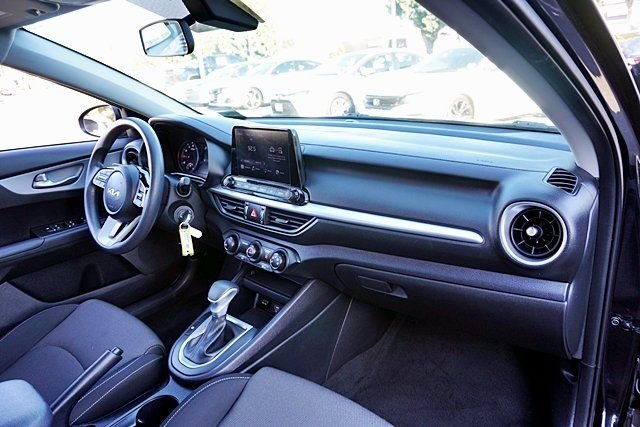 Used 2023 Black Kia LXS image 9