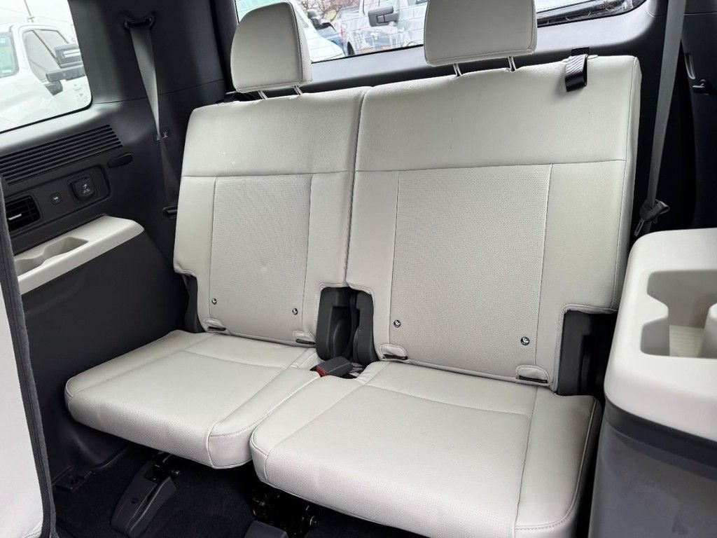Used 2025 Green Hyundai Limited image 12
