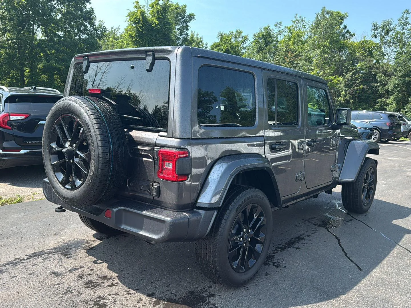 Used 2025 Granite Crystal Metallic Clearcoat Jeep Sahara image 4