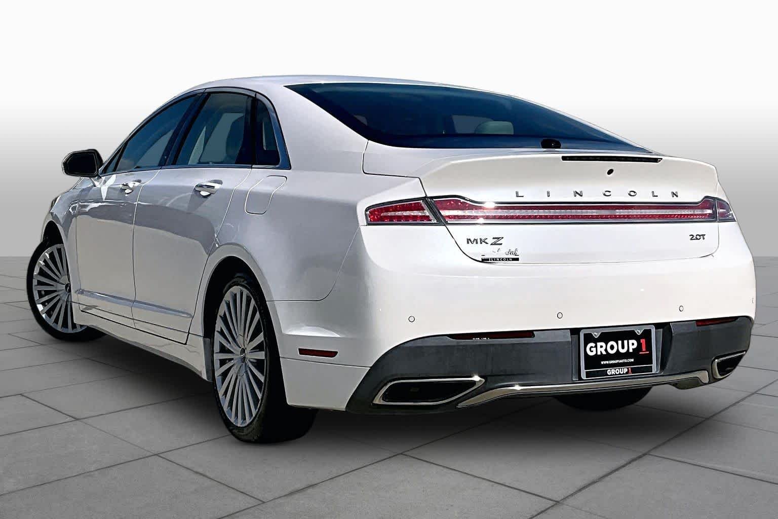 Used 2017 White Platinum Metallic Tri-Coat Lincoln Reserve image 11