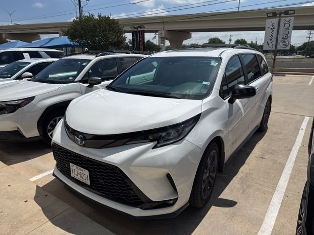 2025 Toyota Sienna XSE 7-Passenger Hybrid FWD's photo