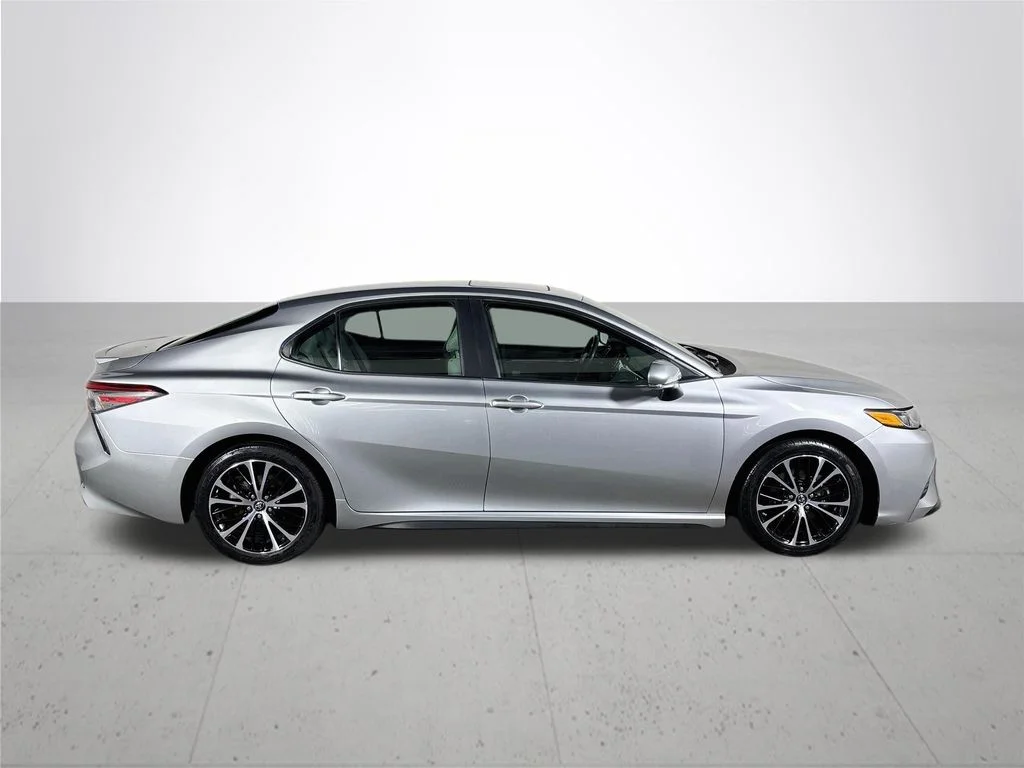 Used 2018 Silver Toyota SE image 5